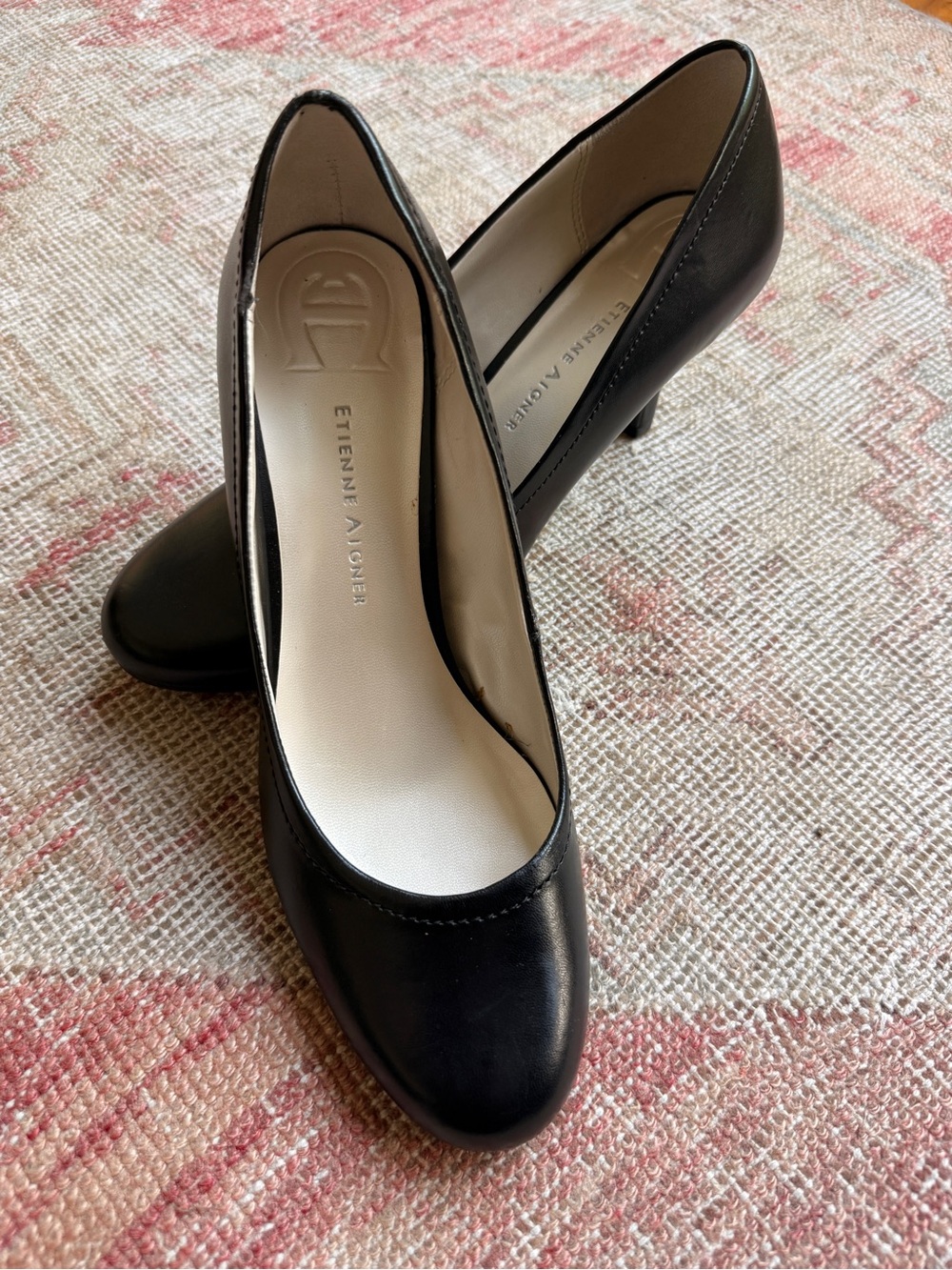 Etienne Aigner Black Leather Classic Mid-Heel Pumps